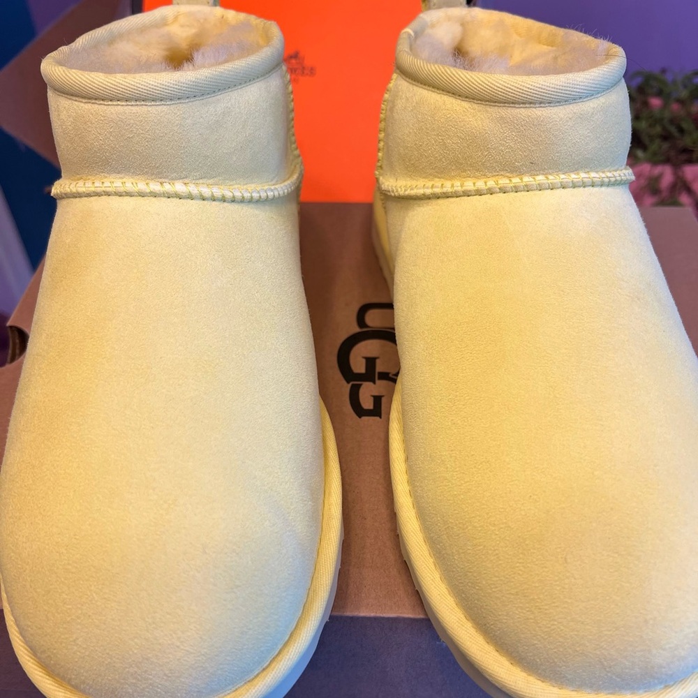 BRAND NEW IN BOX. Authentic Ugg Classic Minis. Size 11